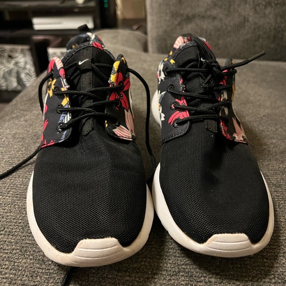 Woman’s Roshe run floral print ‘aloha’ - Picture 2 of 8